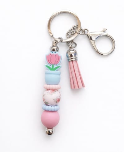 Sleutelhanger, tashanger met kralen en kwastje | bloem in potje | blauw-roze