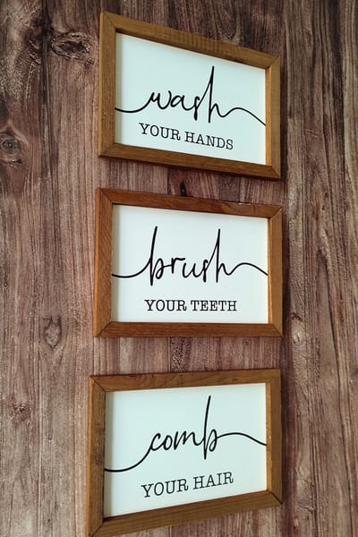 Set van schilderijen met de tekst 'Wash Your Hands, Brush Your Teeth, Comb Your Hair', Houten omlijsting, 3-delige decoratieve badkamerschilderijen set. per stuck 24x15