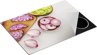 Chefcare Inductie Beschermer Gesneden Uien op een Witte Houten Tafel - 75x50 cm - Afdekplaat Inductie - Kookplaat Beschermer - Inductie Mat