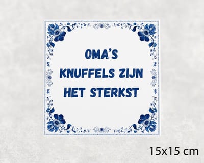 Spreuk tegel 15x15 cm Oma’s knuffels zijn het sterkst