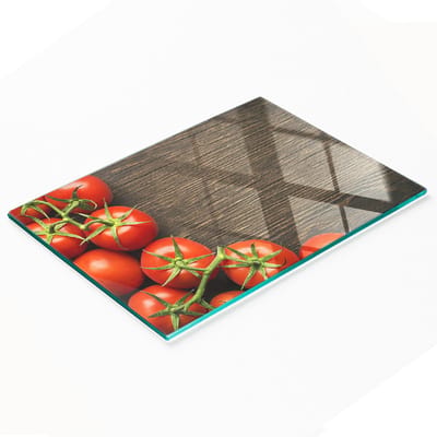 Glazen snijplank met tomatenmotief op een houten achtergrond, 80x52 cm