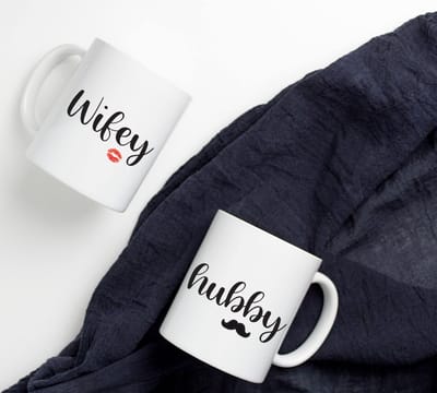 Set van 2x Mokken "Wifey Hubby" Wit - Mokken met Tekst - Set - Huwelijkscadeau - Bruiloft Cadeau - Verjaardag Cadeau - Koffiemok - Huwelijks cadeautje origineel