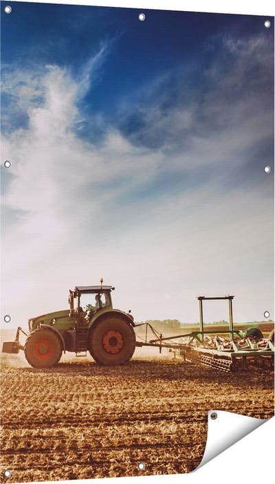 Gards Tuinposter Tractor op het Veld - Trekker - 80x120 cm - Tuindoek - Tuindecoratie - Wanddecoratie buiten - Tuinschilderij
