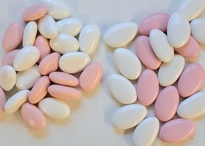 400 gram chocolade-dragees & 400 gram amandel-dragees in roze/wit voor geboorte - doop - babyshower - gender-reveal - doopsuikers - chocoladedragee - amandeldragee - amandelboon - chocoladeboon