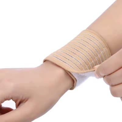 New Age Devi - 2x Sport Polsbandage beige - Polsbescherming Zwachtel Polsband met klitteband