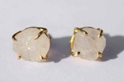 Bixorp Gems Maansteen Chakra Oorbellen - Ruwe Edelsteen Knopjes - 18 karaat verguld Goud & Roestvrij Staal - Heiligbeen Chakra