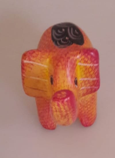 Nog meer sfeer in uw woonomgeving met dit prachtig handgemaakte olifantje! 3 x 7 x 4,5cm. Een bijzonder olifantje gemaakt van speksteen, een zachte natuursteen. Vind een gezellig plekje in je huis, serre/tuinkamer of bijvoorbeeld in de werkkamer.