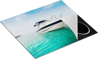 Chefcare Inductie Beschermer Motorboot aan het Strand met Blauw Water - 60x50 cm - Afdekplaat Inductie - Kookplaat Beschermer - Inductie Mat