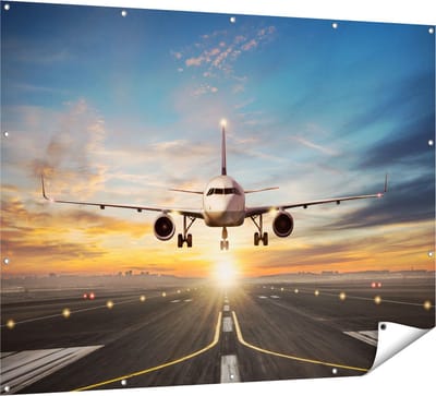 Gards Tuinposter Vliegtuig met een Landing op de Luchthaven - 160x120 cm - Tuindoek - Tuindecoratie - Wanddecoratie buiten - Tuinschilderij