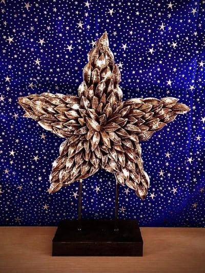 Natural Silver J-Pod Tree on Base 37 cm hoog - Christmas Star - kerstster - handgemaakt - kunststof - figuur - kerststukje - kerstdecoratie - kerstitem - accessoire - interieur - geschenk - gift - cadeau - kerst - nieuwjaar – verjaardag