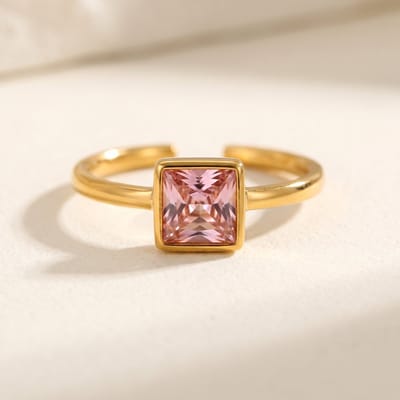 Lundholm Julie Ring Dames Goudkleurig – Premium Stainless Steel PVD Gold Plated – Verstelbare Ring met Licht Roze Zirkonia Steen Aanschuifring Ringen Dames met Steen Goud – One Size – Scandinavisch Design