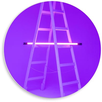 Forex Wandcirkel - Ledstaaf op Ladder - 50x50cm Foto op Wandcirkel (met ophangsysteem)