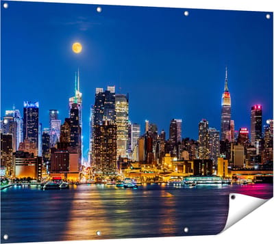 Gards Tuinposter Verlichte Skyline van New York met Volle Maan - 120x90 cm - Tuindoek - Tuindecoratie - Wanddecoratie buiten - Tuinschilderij