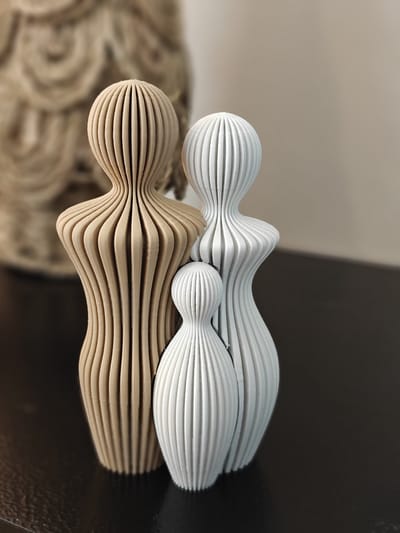 Modern Familie Beeldje – 14,5 cm – Abstract Design – Hout en Witte Kleuren – Gezinsbeeld met 1 kind – Decoratief Beeld voor Woonkamer of Kantoor