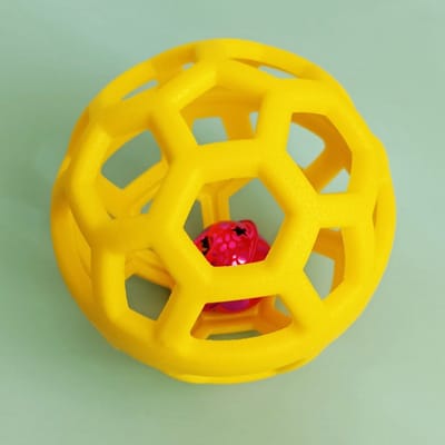 Daity Een kauwspeeltje/educatieve bal voor honden, met een ingebouwd belletje, hol van binnen voor duurzaamheid en een hoge veerkracht. Geschikt om buiten mee te spelen, 9 cm (geel).
