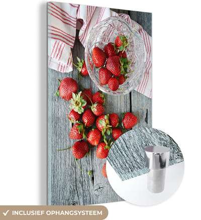 ® Glasschilderij 120x180 cm - Schilderij acrylglas - Aardbei - Glas - Tafel - Foto op glas - Muurdecoratie woonkamer - Wanddecoratie slaapkamer - Schilderijen