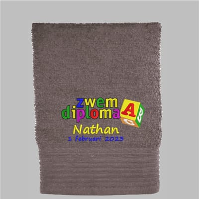 Handdoek Zwemdiploma A met naam en datum van afzwemmen - 550 grams - 60x110cm - Taupe - Cadeau Afzwemmen - Geborduurd