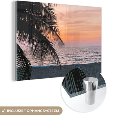 MuchoWow® Glasschilderij 150x100 cm - Schilderij acrylglas - Palmboom - Strand - Zee - Avond - Foto op glas - Schilderijen