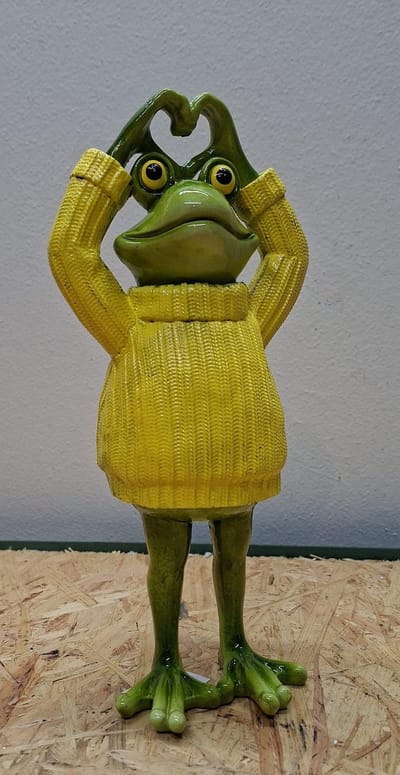 Kikker in Gele Gebreide Trui – Hart Gebaar – Decoratiebeeldje - 28cm hoog - polyresin - polystone - Decoratie - Woonaccessoires - Beeld
