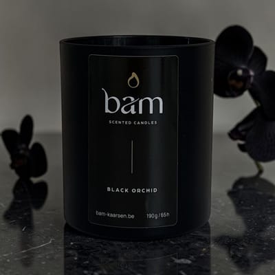 BAM Black Orchid Geurkaars – Black Collection Medium – 2 Katoenen Wieken – 60 Branduren – 190 g – Zonnebloemwas – Vegan - zwarte orchidee