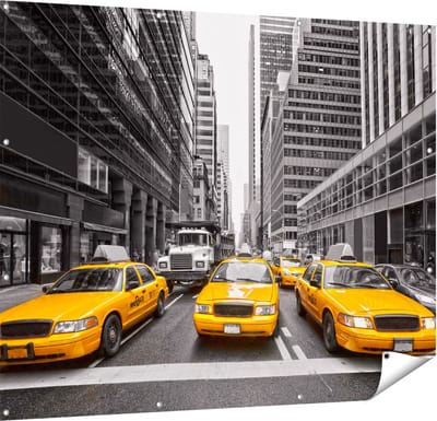 Gards Tuinposter New York Gele Taxi's - Zwart Wit - 150x120 cm - Tuindoek - Tuindecoratie - Wanddecoratie buiten - Tuinschilderij