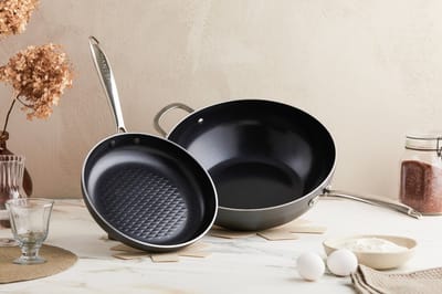 ISENVI Victoria Forged combideal - Koekenpannen en wok - RVS - Antraciet - Keramisch - 100% PFAS, PTFE vrij - 100% duurzaam - Unieke Antiaanbaklaag - Non-stick bodem - Geschikt voor alle warmtebronnen inclusief inductie