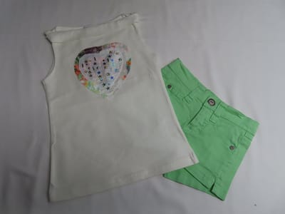 Ensemble - Meisje- Mouwloos t shirt in ecru met hartje + groen shortje - 4 jaar 104