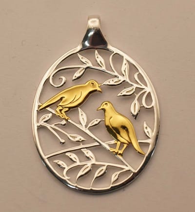Sterling zilver ovaal hanger met 1 micron 14k goud 2 vogels op takken - verliefde vogels hangertje van zilver en goud - liefdes hanger van 2 vogels op een tak van 925 zilver met 14K goud - hanger voor geliefde