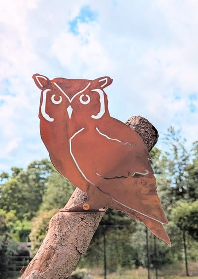 Ornament voor binnen of buiten in de tuin; roest kleurig uiltje