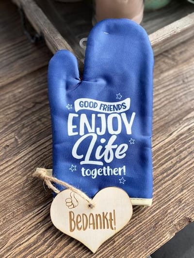 Ovenhandschoen met de tekst `Good friends enjoy life together.`+ hartje Bedankt