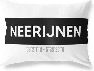 Tuinkussen NEERIJNEN - GELDERLAND met coördinaten - Buitenkussen - Bootkussen - Weerbestendig - Jouw Plaats - Studio216 - Modern - Zwart-Wit - 50x30cm