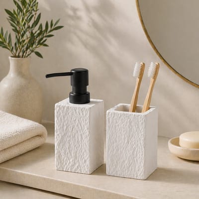 By Viento Luxe Badkamer Set – Zeepdispenser 400ml & Tandenborstelhouder – Stone Look – Polyresin – Wit/Zwart