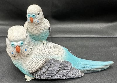 Decoratief beeld "blauw + witte vogels op elkaar"- meerkleurig - polyresin - hoogte 9 x 14 x 10 cm - Woonaccessoires - Decoratieve beelden - Vogels
