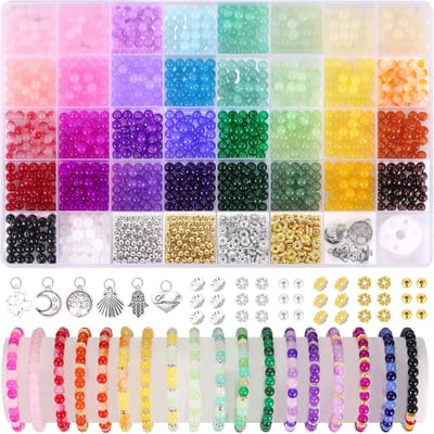 Famanu – Glazen kralen set 1400+ stuks – 6 mm ronde kralen in 34 kleuren – Inclusief bedels en spacer kralen