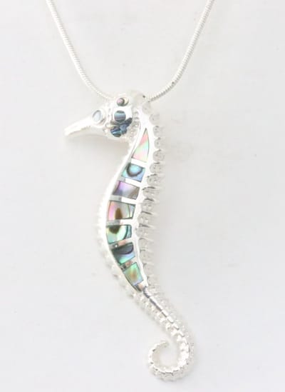 Zilveren zeepaardje met abalone schelp aan ketting