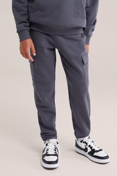WE Fashion Jongens regular fit joggingsbroek met cargozakken