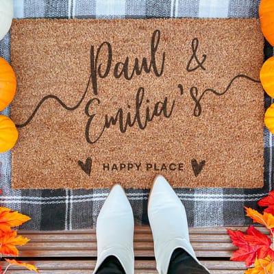 Personalized Doormat, Our Happy Place Entry Rug | 60x40 cm | Nieuwe huis cadeau | Ingangsmat | Deurmat met stijl | Verhuizing cadeau | Praktisch & trendy | Perfect voor binnenkomst | Cadeau voor nieuwe woning