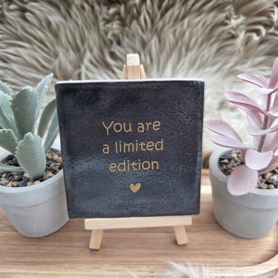 Robuust Wenstegeltje – You Are a Limited Edition – Hip trendy tegeltje – Uniek Cadeau voor Vriendin, Juf, Tante, Zus of Collega – Stijlvolle Woondecoratie met Boodschap – Trendy nu – Decoratief Tegeltje met Standaard – Cadeau Idee