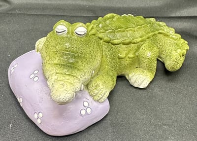 Decoratief beeld "slapende krokodil op kussen" - polyresin - meerkleurig - hoogte 6 x 16 x 15 cm - Woonaccessoires - Woondecoratie - Decoratieve beelden