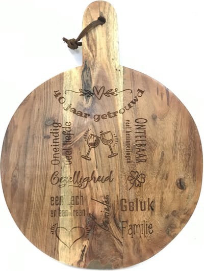 Ronde snijplank/borrelplank met tekst gravure 40 JAAR GETROUWD. Een origineel cadeau voor een 40 jarige bruiloft. Het formaat is 40x30cm incl. handvat en 30cm doorsnede excl. handvat.