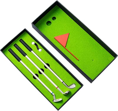 TIN-IN Golf Pennenset - 3 Golfclub Pennen met Mini Holes en Golfballen - Cadeau Golfer - Vaderdag - Verjaardag - Grappig Bureauaccessoire