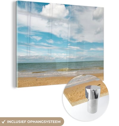 MuchoWow® Glasschilderij 160x120 cm - Schilderij acrylglas - Strand - Zomer - Wolken - Foto op glas - Muurdecoratie woonkamer - Wanddecoratie slaapkamer - Schilderijen