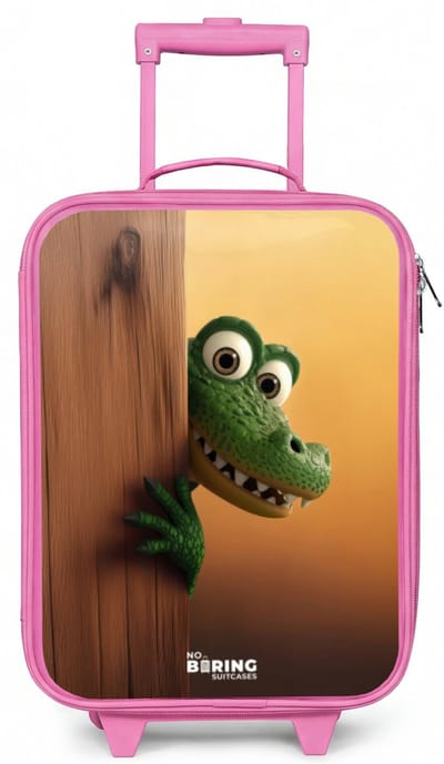 NoBoringSuitcases.com® - Kinderkoffer roze - Kindertrolley meisje - Krokodil met grote ogen achter houten muur - Koffer kind lichtgewicht - Reiskoffer trolley voor kinderen - Koffertje met lichtgevende wieltjes - Rolkoffer