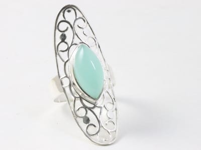 Langwerpige opengewerkte zilveren ring met aqua chalcedoon - maat 19