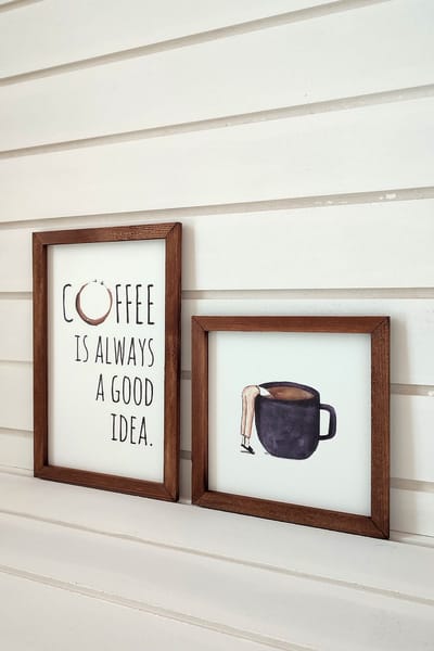 2-delige wanddecoratieset met de tekst 'Coffee is always a good idea', wanddecoratie voor de koffienook, grappige koffienookset met tekening van een man die in een kopje valt. 1e stuk 32x22 cm, 2e stuk 22x22 cm