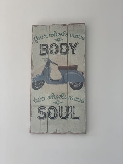 Wandbord Vespa "Two wheels move the soul"