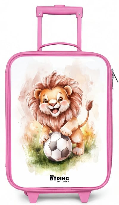 NoBoringSuitcases.com® - Kinderkoffer roze - Kindertrolley meisje - Speelse leeuw met voetbal op grasveld - Koffer kind lichtgewicht - Reiskoffer trolley voor kinderen - Koffertje met lichtgevende wieltjes - Rolkoffer