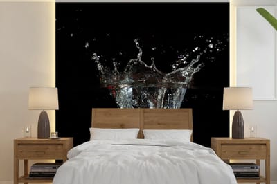 Behang - Fotobehang Aardbeien - Fruit - Water - Zwart - Rood - Breedte 240 cm x hoogte 240 cm