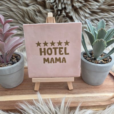 Robuust wenstegeltje – Hotel Mama – Grappig Cadeau & Decoratie – Hip trendy tegeltje – Tegeltje met Spreuk – Origineel cadeau – Wanddecoratie – Cadeau voor Nieuwe Woning, Housewarming of Gezinscadeau – Sfeervol en Persoonlijk - Vriend(in)