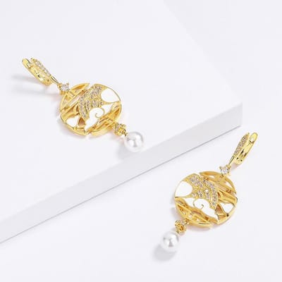 Nieuwe gepersonaliseerde modieuze pareloorbellen, handgemaakte emaille ringenset in etnische, feestelijke retrostijl. beige
